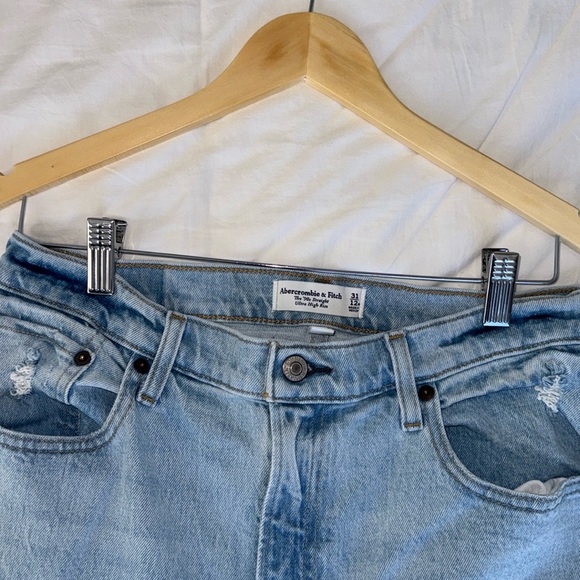 Abercrombie & Fitch - Curve Love Ultra High Rise 90s Straight Jean - Picture 1 of 5